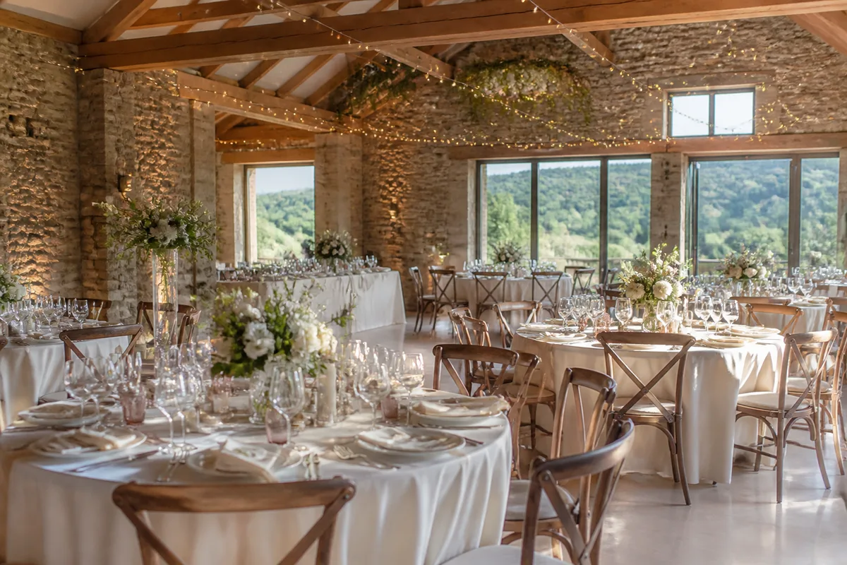 Grange en pierre rénovée aménagée pour une réception de mariage